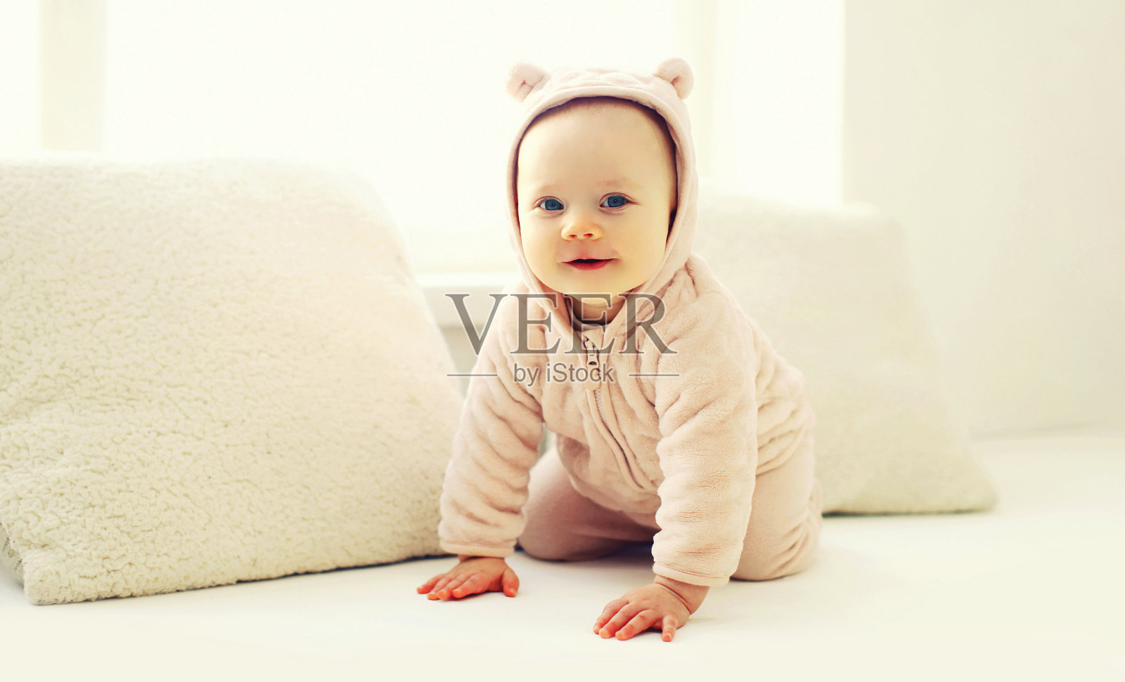 可爱的小婴儿的肖像，在白色的房间里靠近窗户照片摄影图片