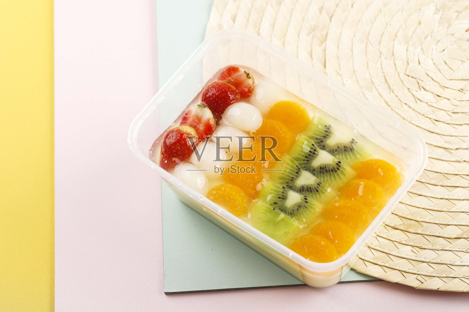 冻冷果冻布丁与新鲜荔枝和混合鸡尾酒水果顶部的塑料透明便当盒甜点菜单照片摄影图片