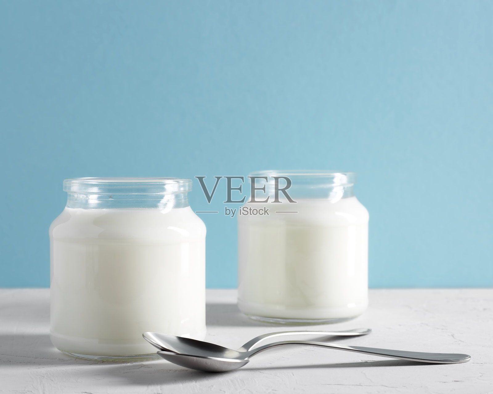 玻璃罐内的酸奶、酸乳酒或发酵乳制品照片摄影图片