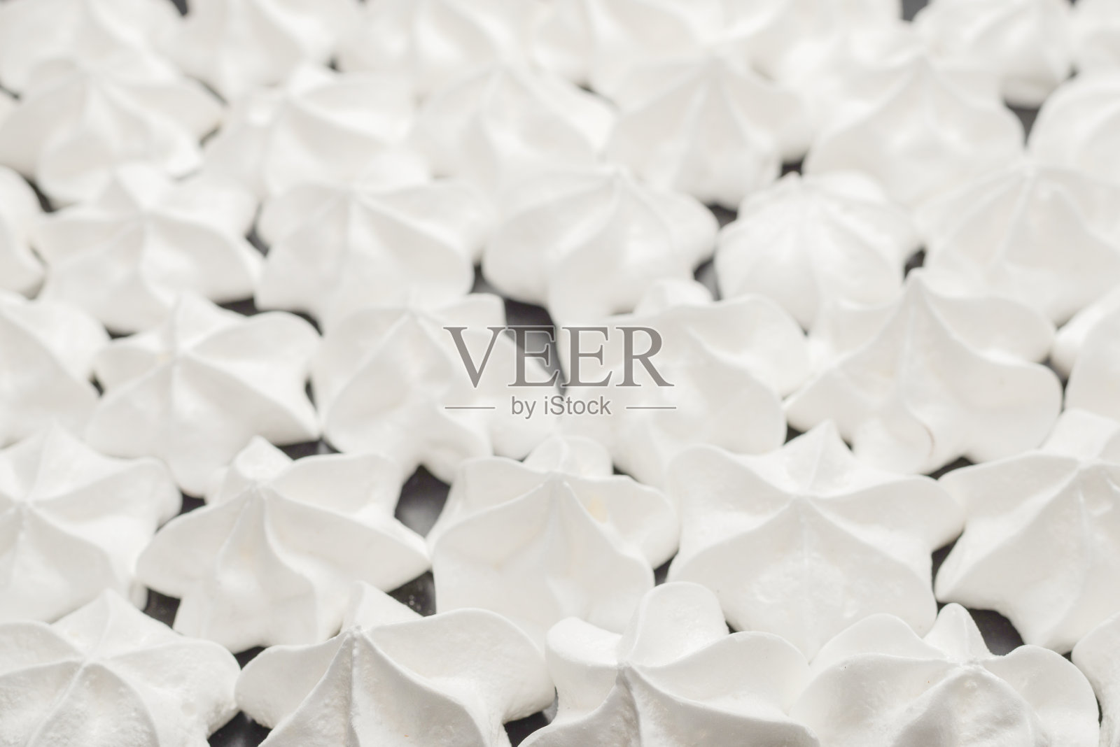 白色美味蛋白酥皮，自制甜点。照片摄影图片