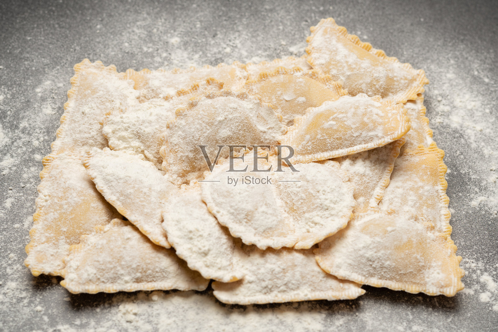 用生的馄饨做背景。健康的意大利食品。照片摄影图片