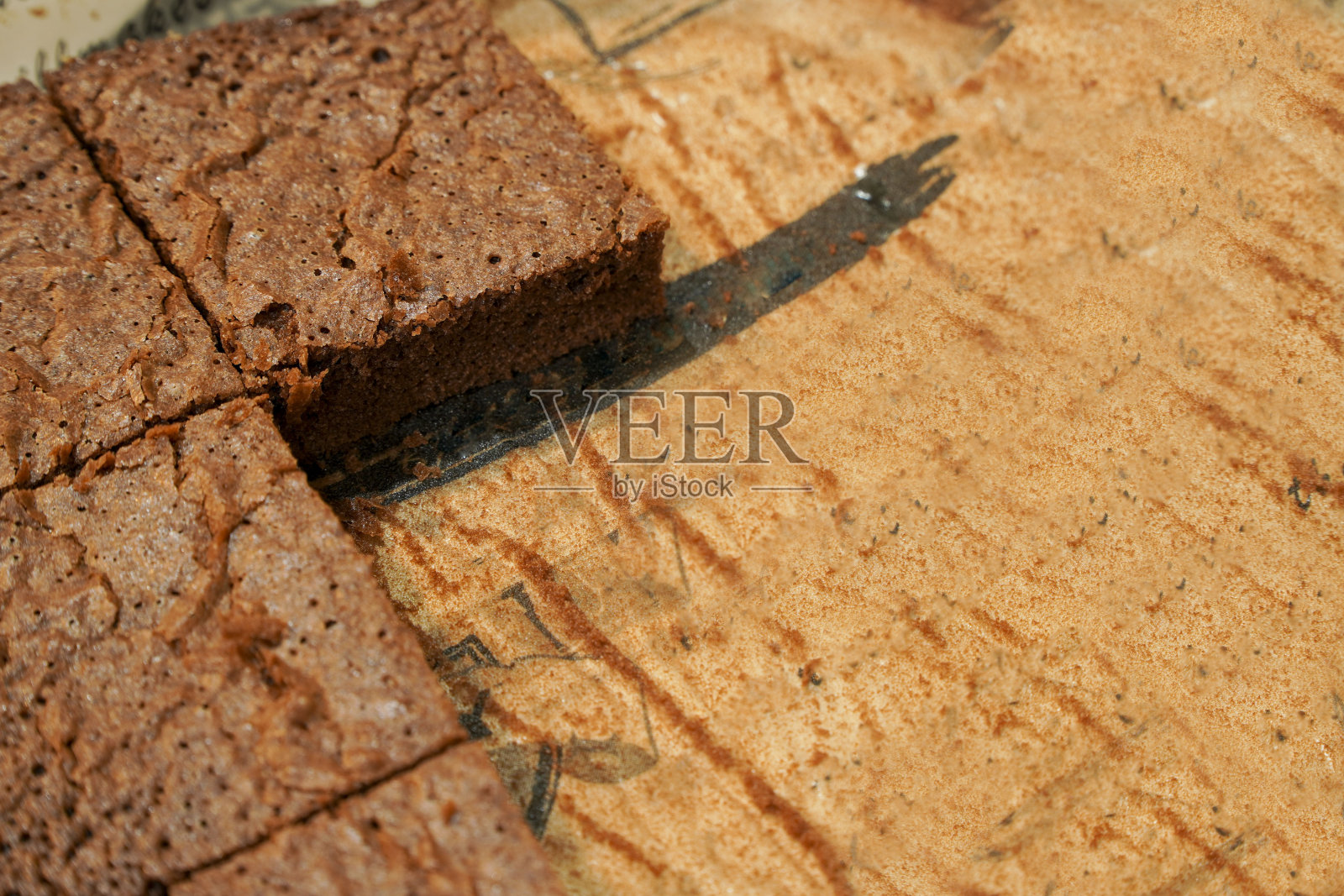 将新鲜多汁的布朗尼放在纸上。平面俯视图照片摄影图片