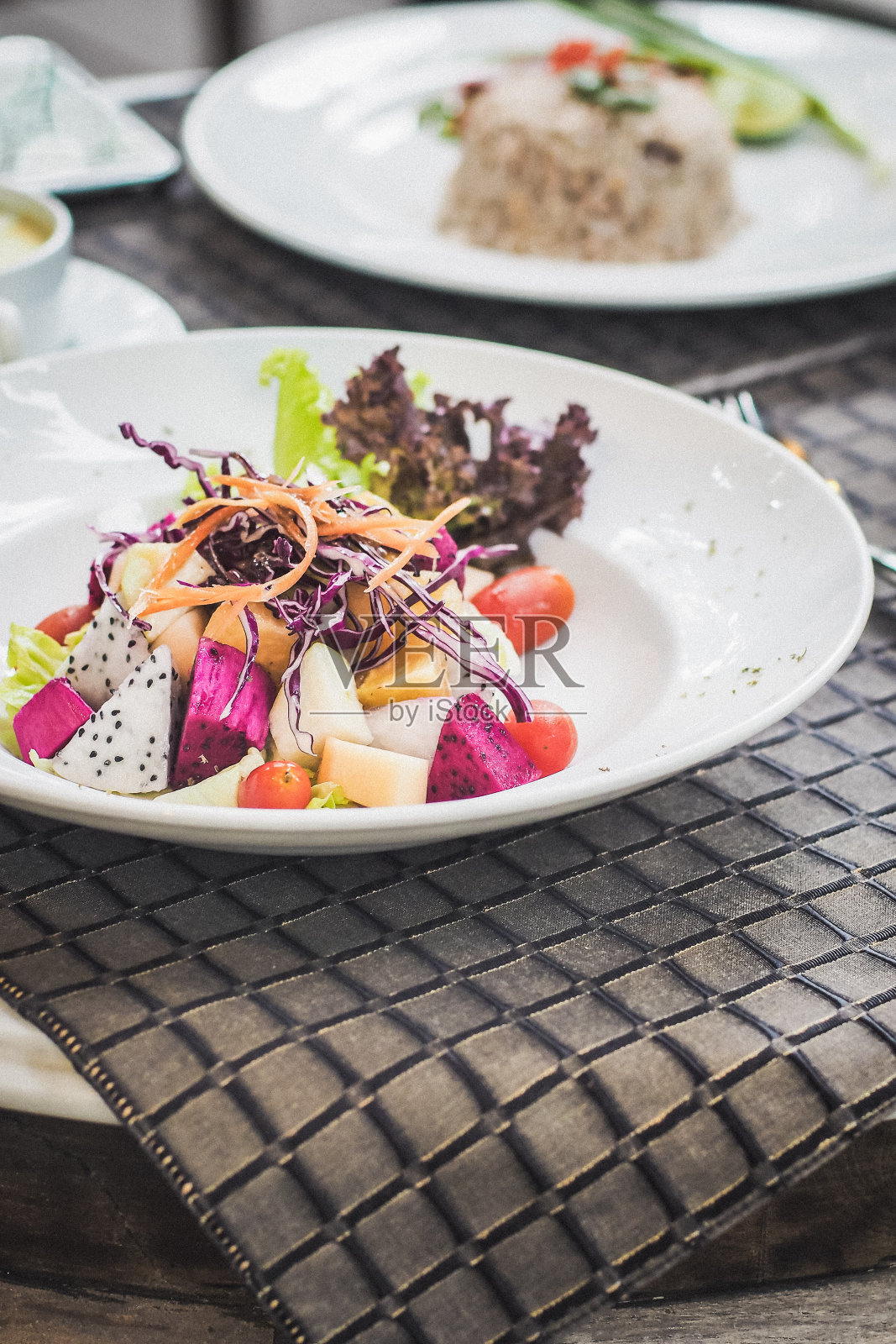 完美的夏季新鲜水果沙拉配菜，丰富多彩的多汁新鲜。照片摄影图片