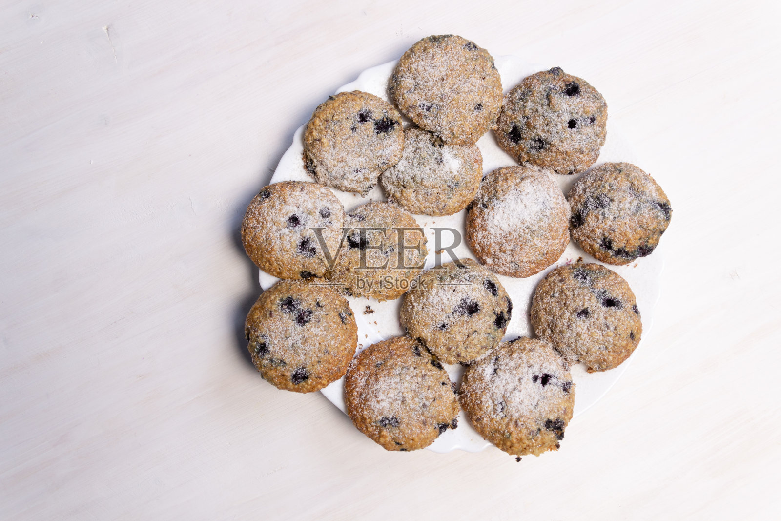 蓝莓饼干，白色背景的盘子照片摄影图片