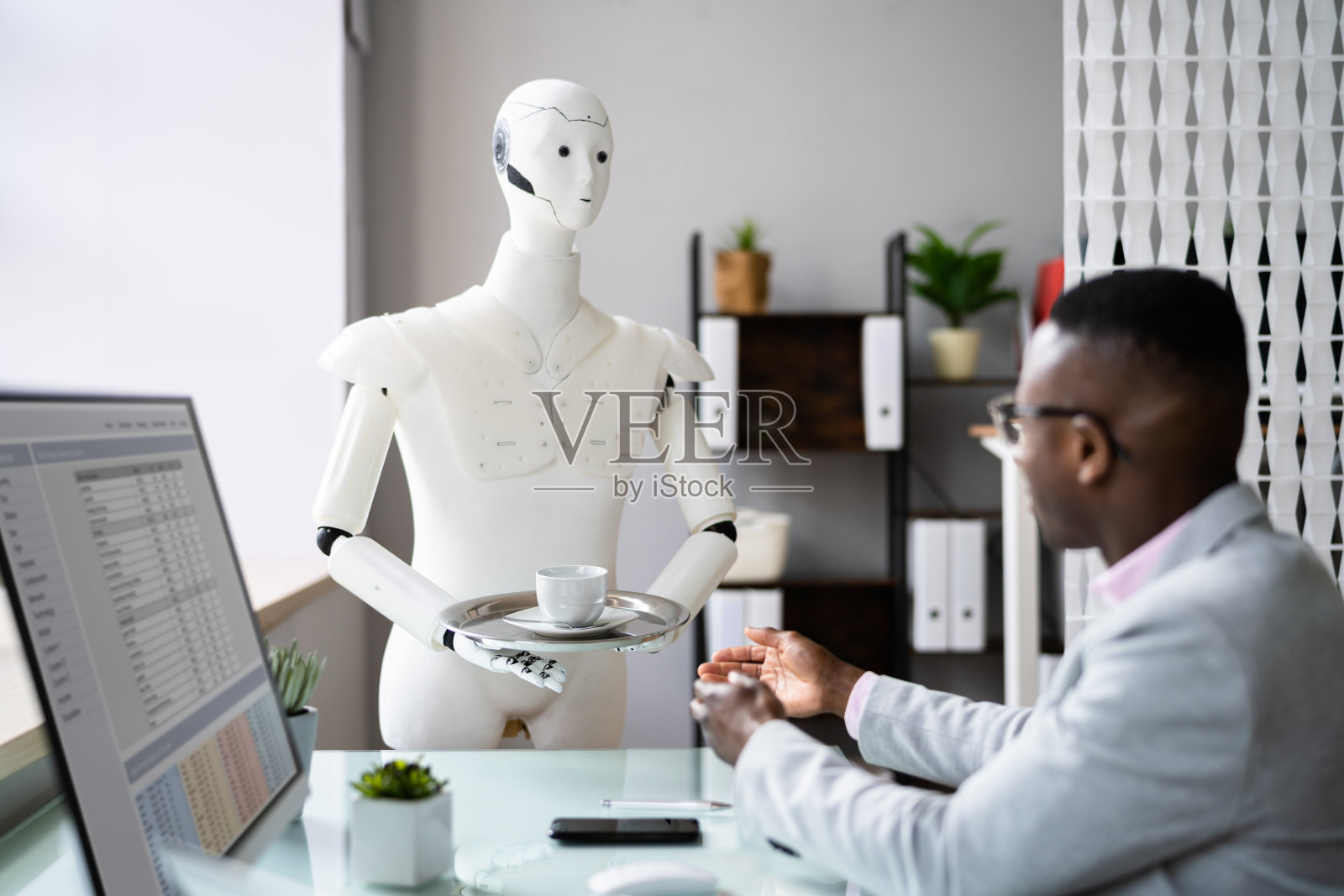 机器人助手给老板送咖啡照片摄影图片