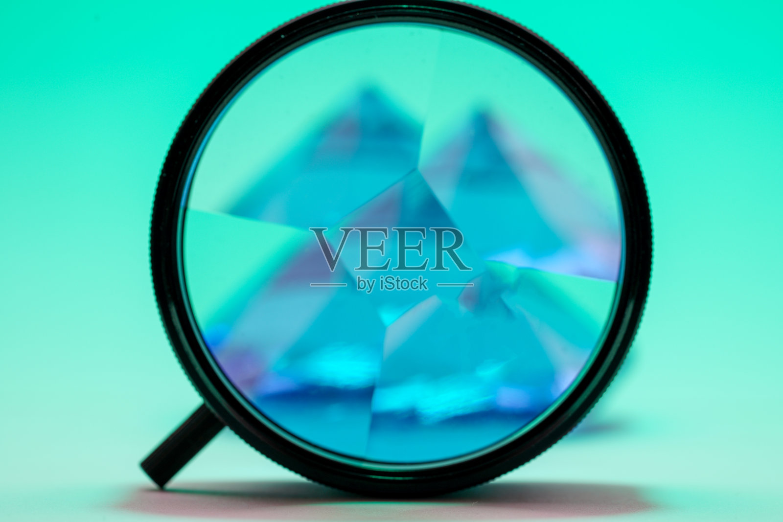 在彩色背景前拍摄照片的渐变滤镜照片摄影图片