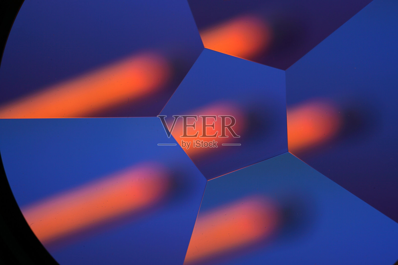 在彩色背景前拍摄照片的渐变滤镜照片摄影图片