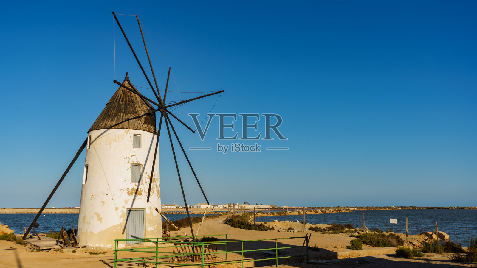 西班牙圣佩德罗-德尔皮纳塔尔的风车照片摄影图片