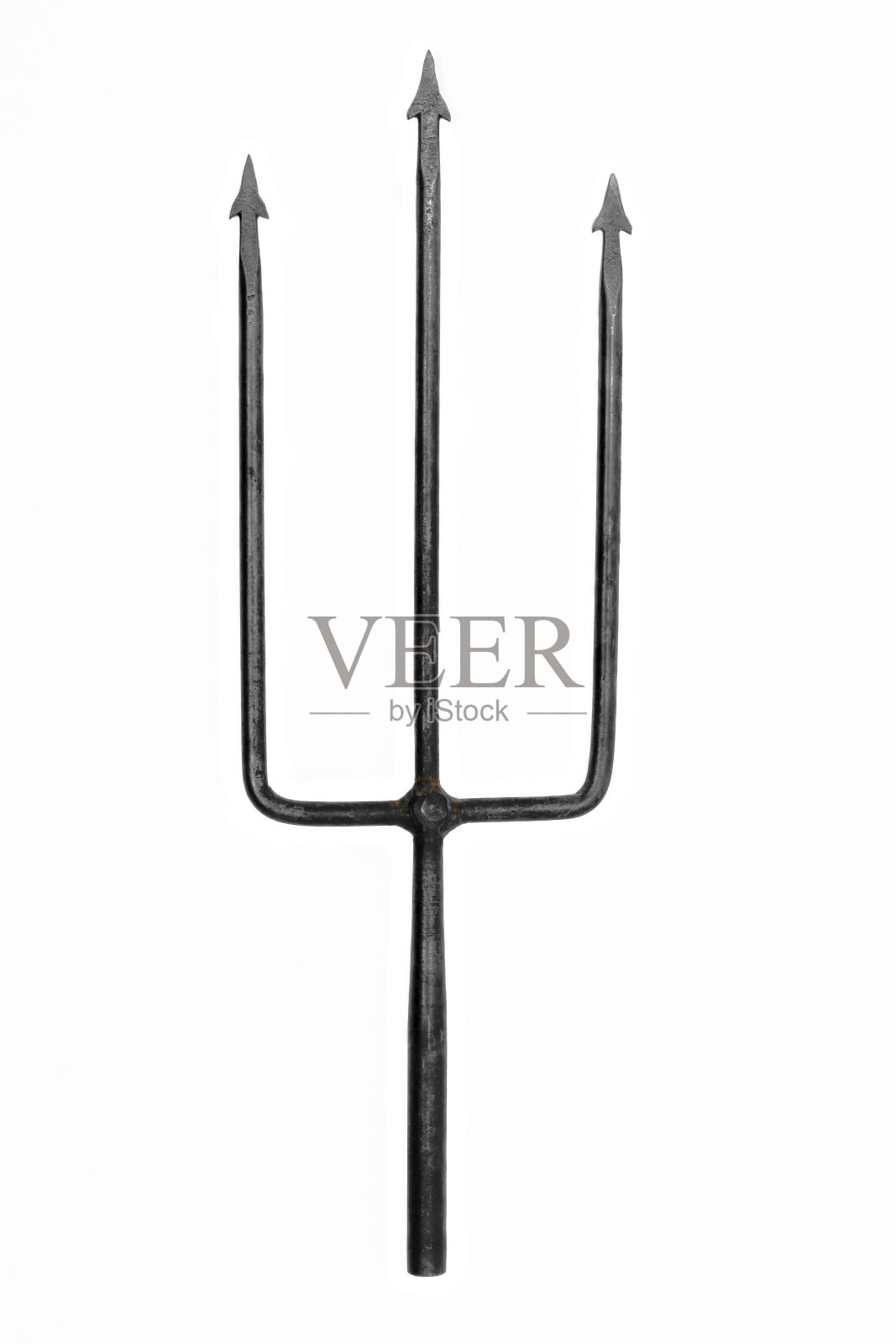 旧的，生锈的金属三叉戟与三个尖刺孤立在白色背景上照片摄影图片