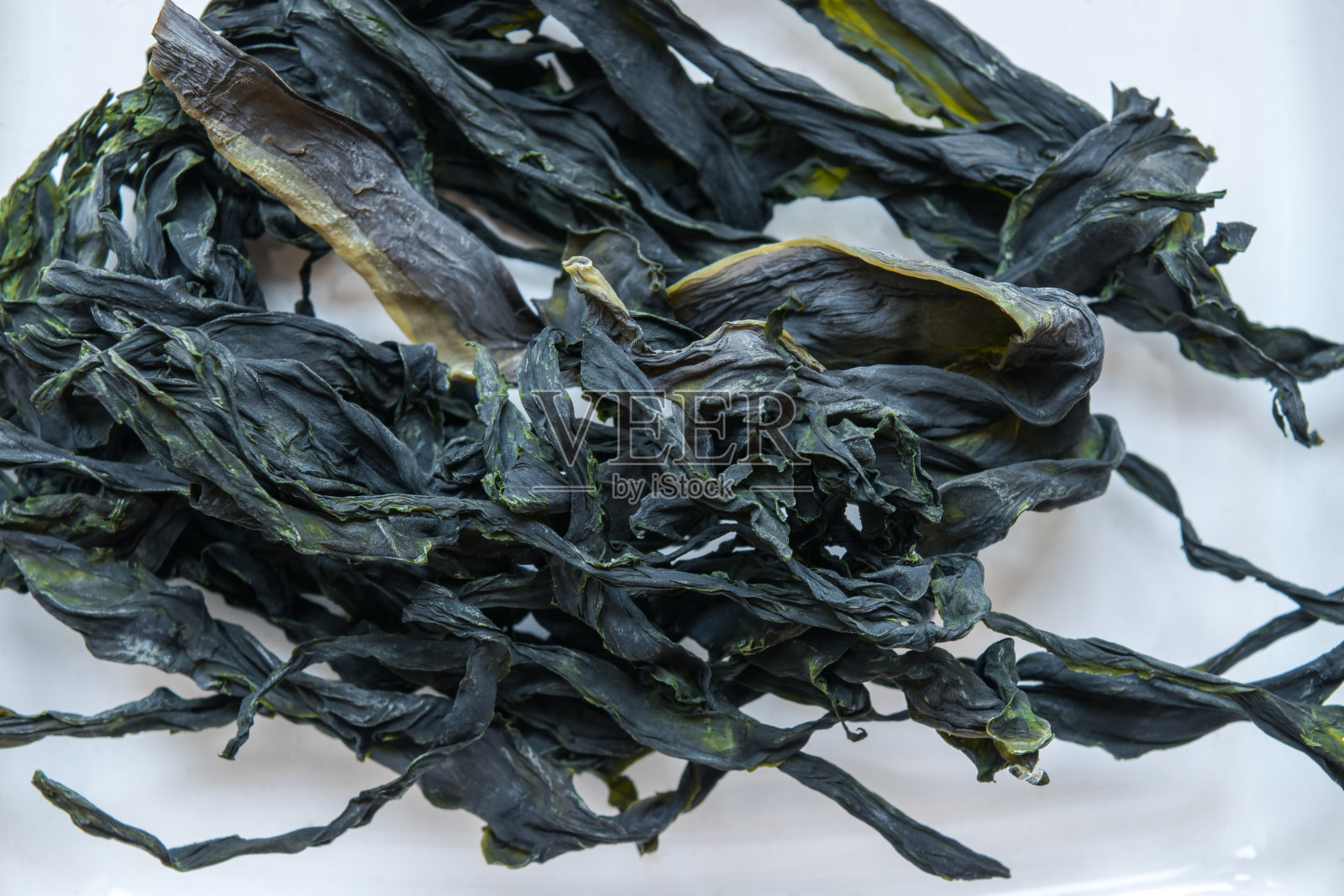 干燥的海藻在白色背景表面近距离观看照片摄影图片