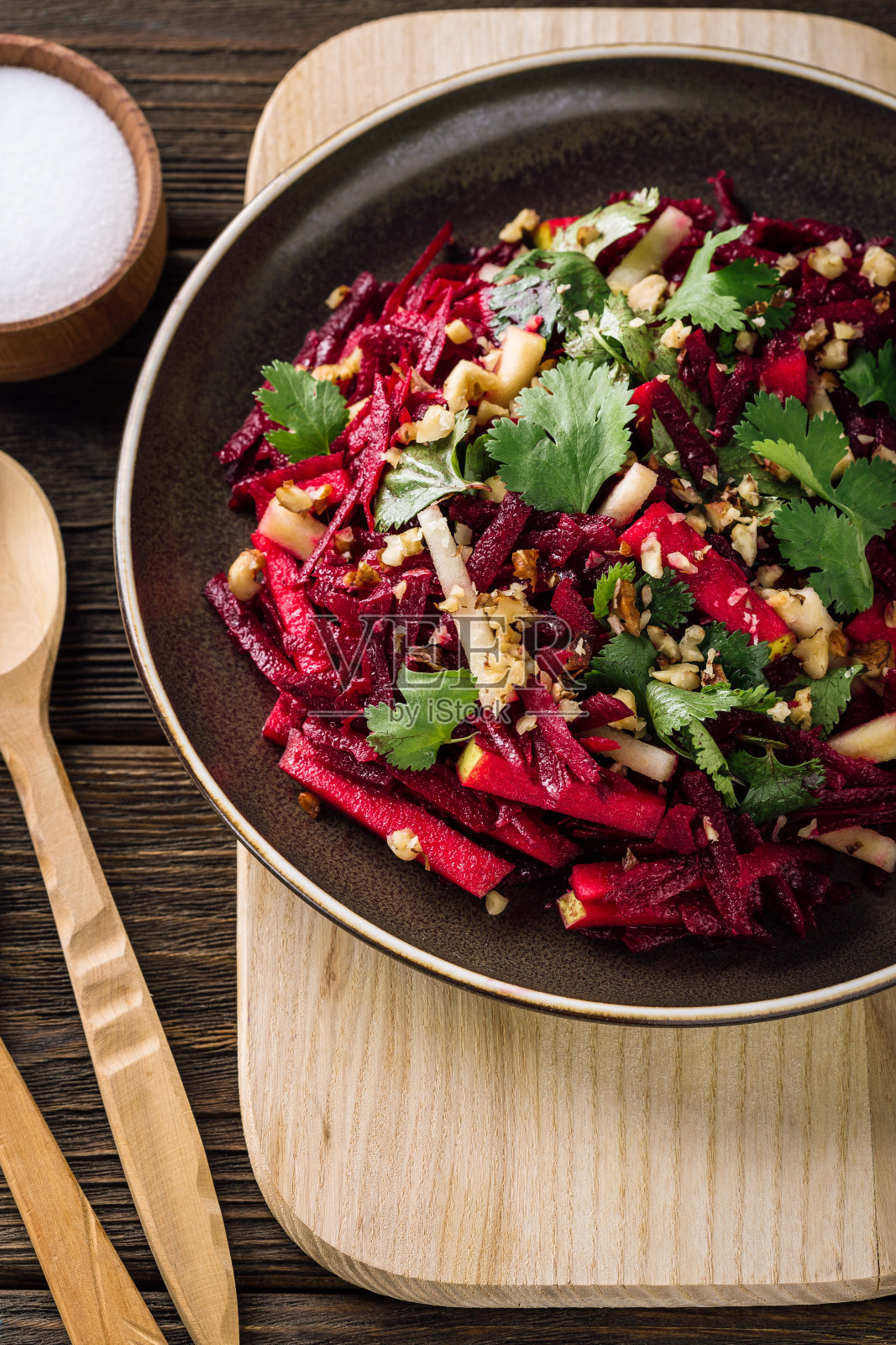 甜菜沙拉配香菜，苹果和核桃，素食，犹太菜照片摄影图片
