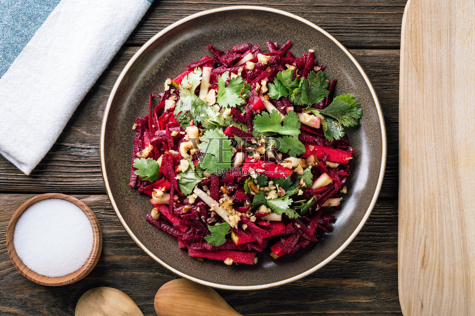 甜菜香菜苹果核桃沙拉，犹太素食照片摄影图片