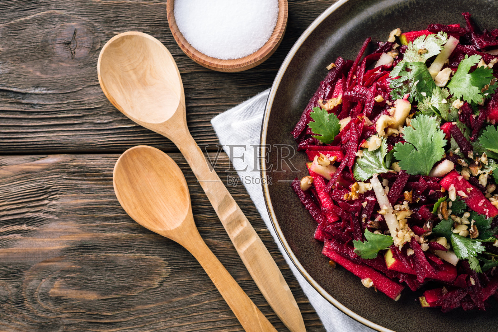 甜菜沙拉配香菜，苹果和核桃，素食，犹太菜照片摄影图片