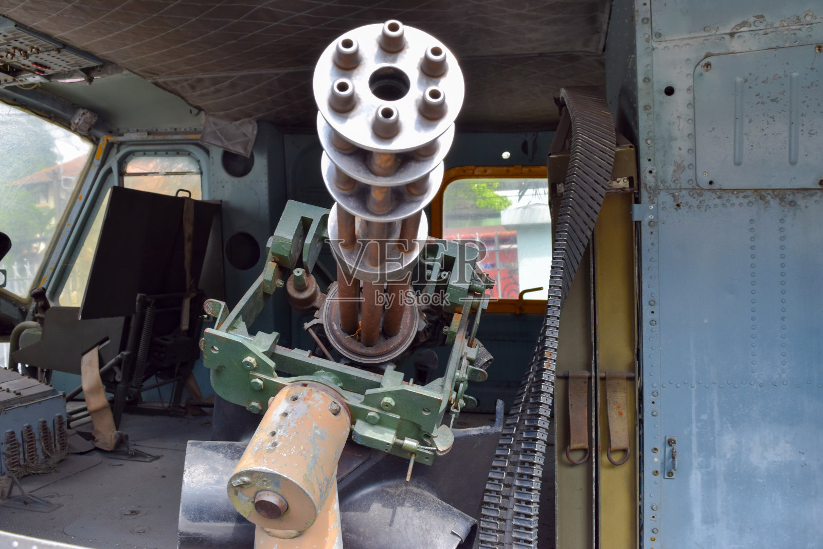 越南胡志明市战争遗迹博物馆，老式美国直升机上的m134机关枪照片摄影图片