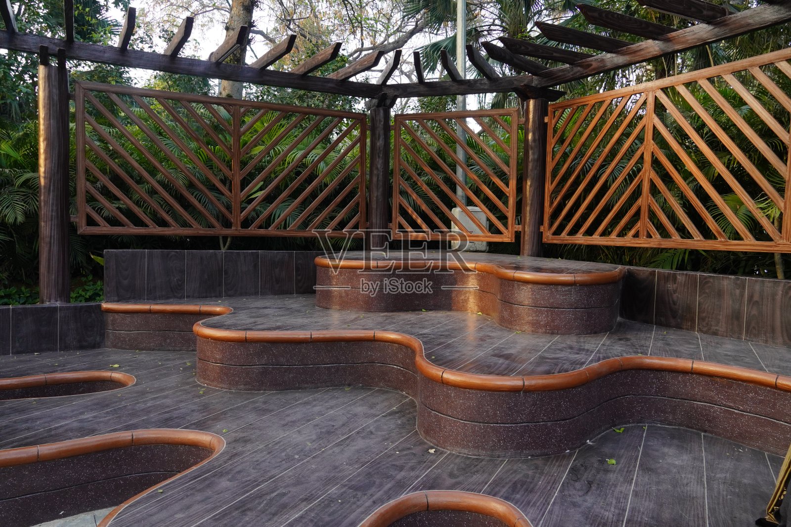 公园景观。公园里铺有石头的楼梯照片摄影图片