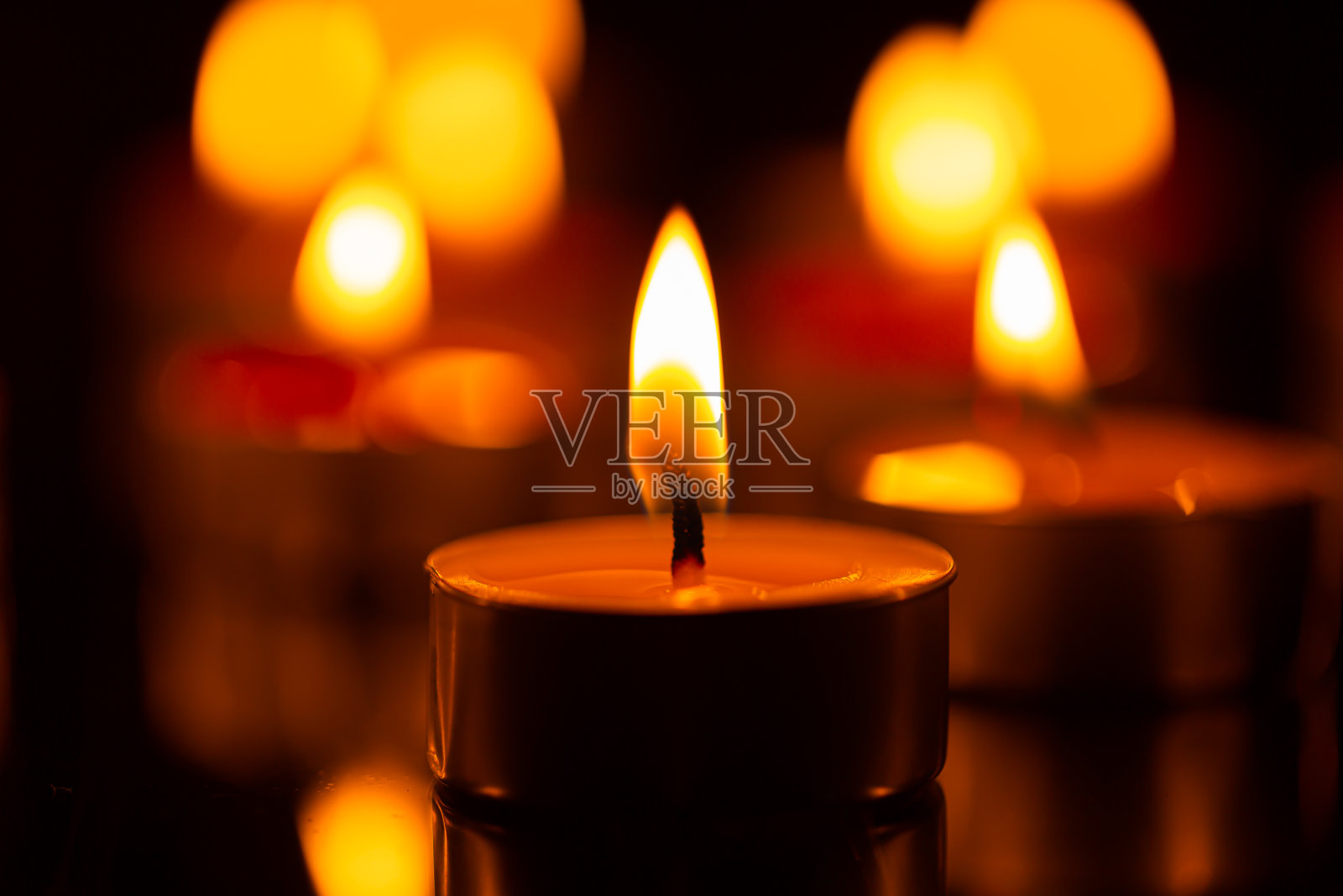 蜡烛，在黑暗中燃烧蜡烛，许多蜡烛燃烧时景深较浅。照片摄影图片