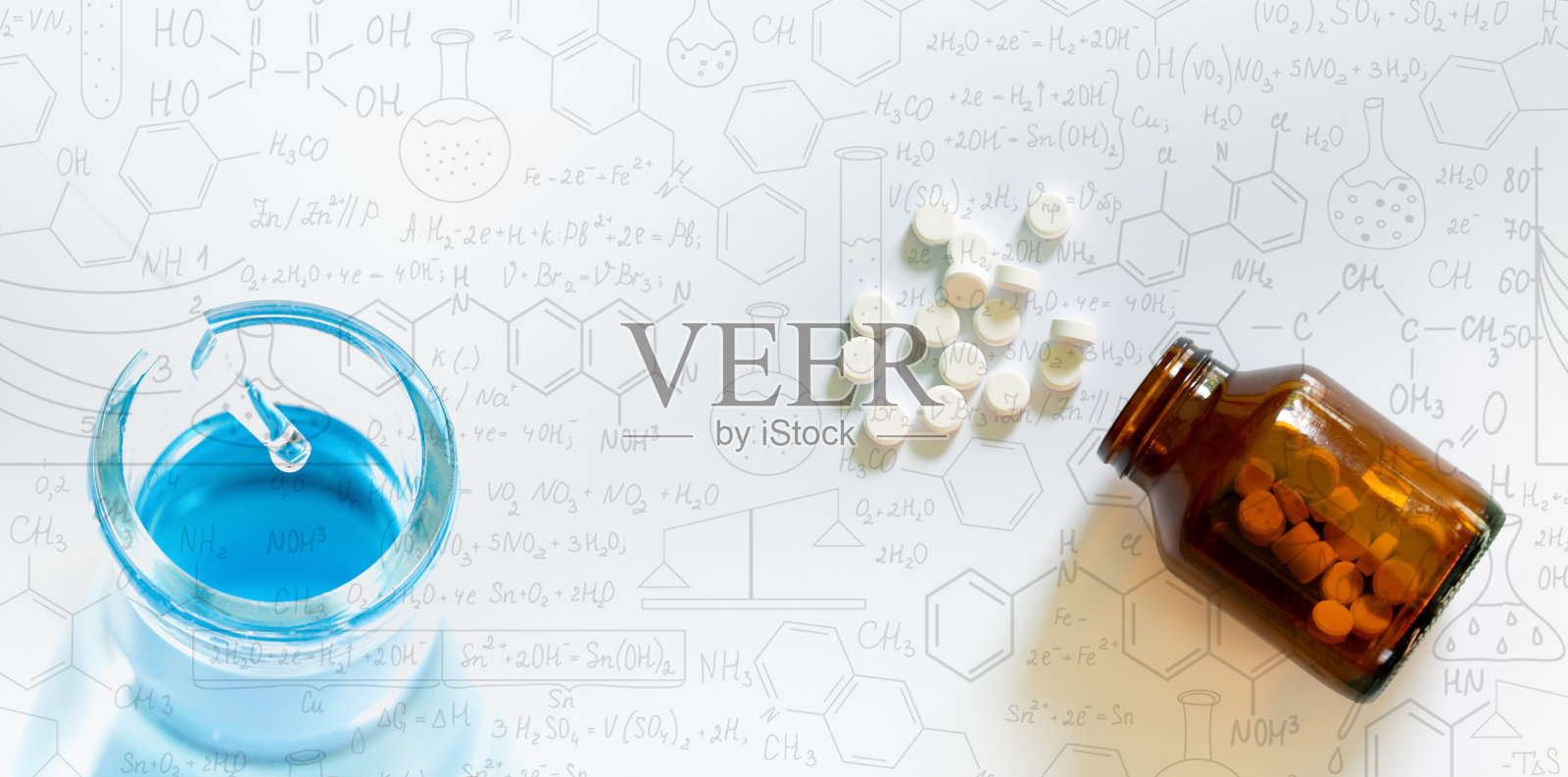 白色背景上的药丸和药瓶、科学玻璃试管照片摄影图片
