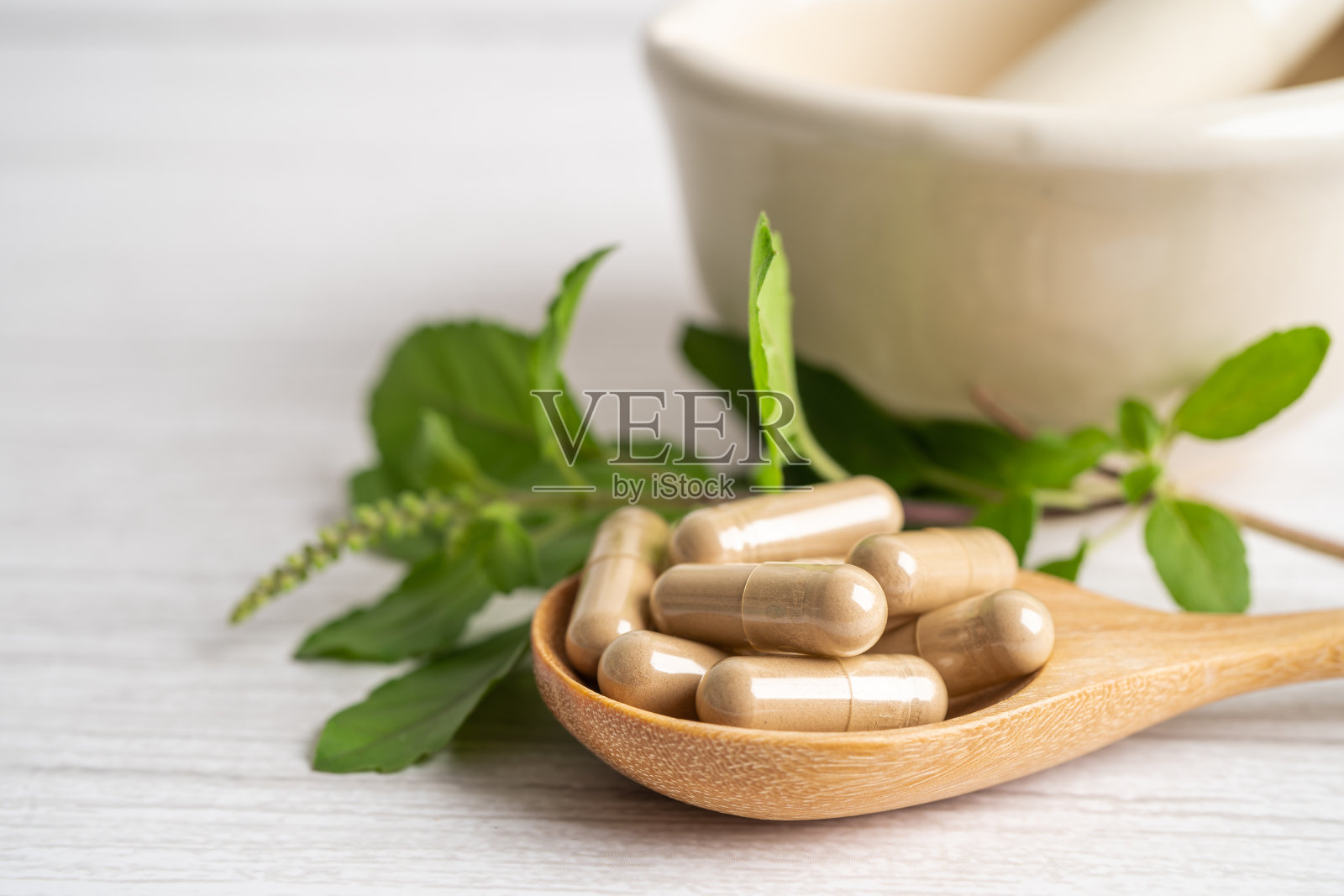 替代医药草药有机胶囊与维生素E - omega - 3鱼油，矿物质，药物与草药叶天然补充健康良好的生活。照片摄影图片