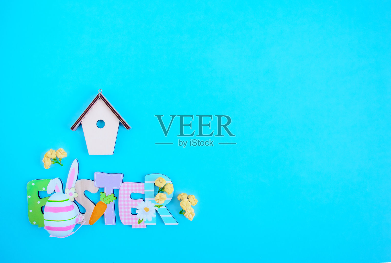 蓝色背景上的复活节题词照片摄影图片