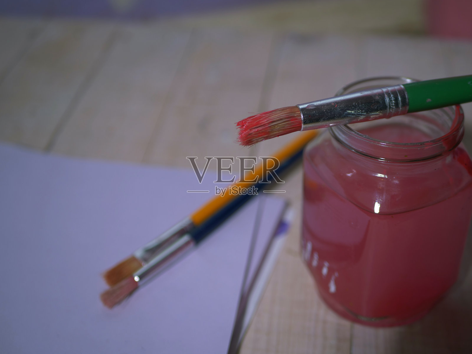 艺术家画笔与水坛子清洁照片摄影图片