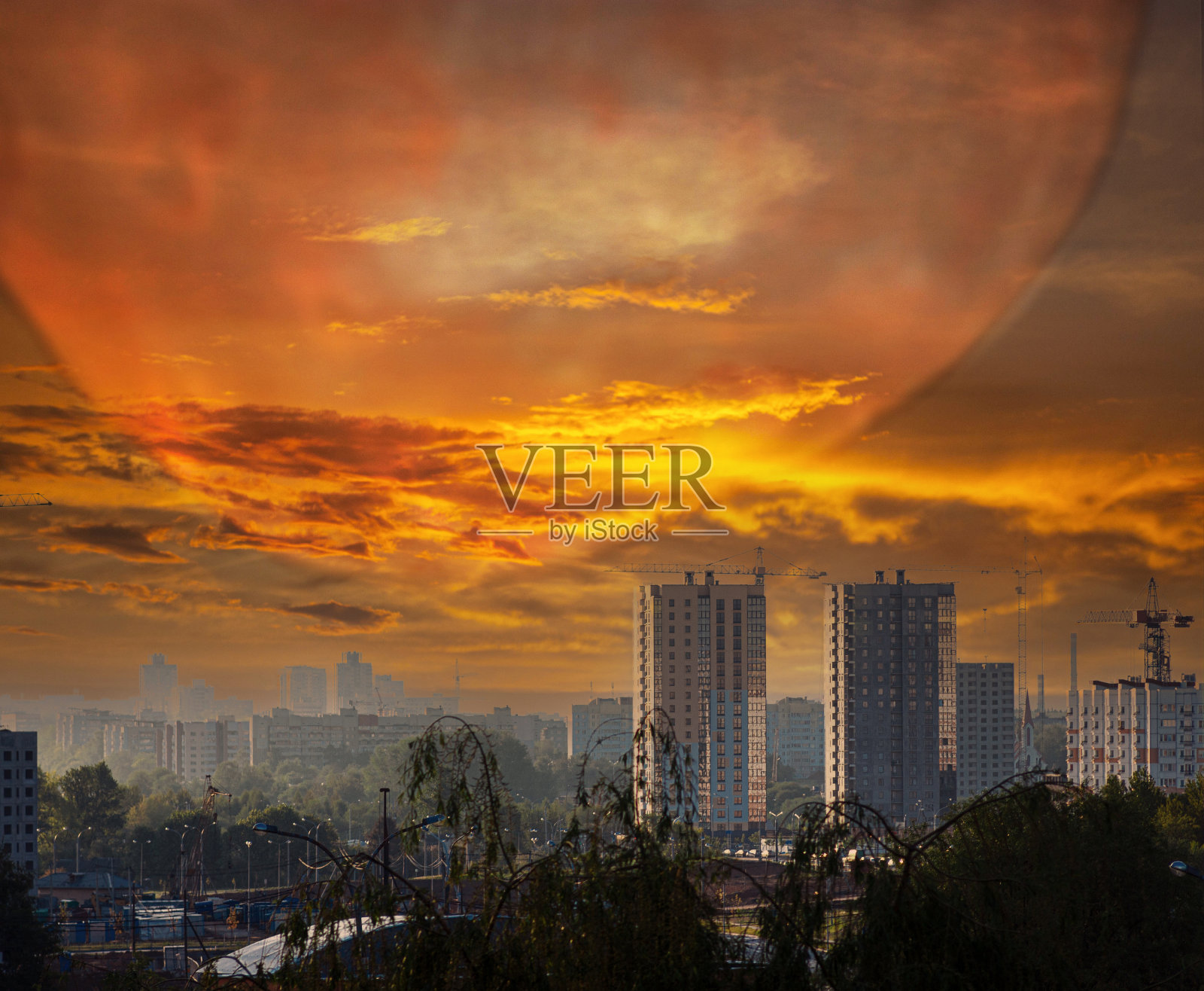 天启，天体小行星，陨石，行星，不明飞行物在城市上空的橙色灯光。太阳能的灾难。照片摄影图片