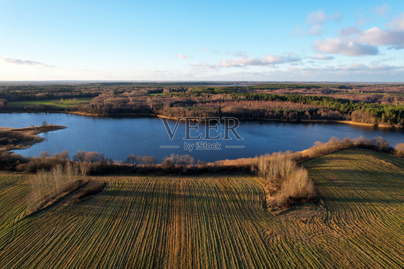 秋日日落之湖。空中全景景观湖在野外。照片摄影图片