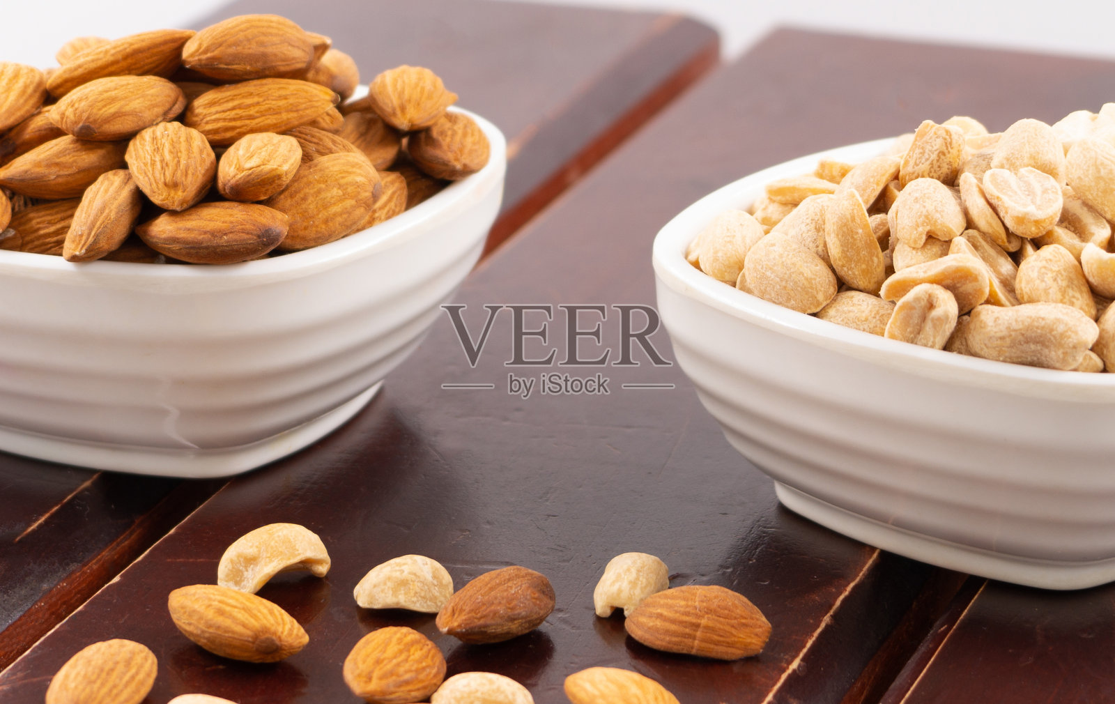 杏仁和花生。照片摄影图片