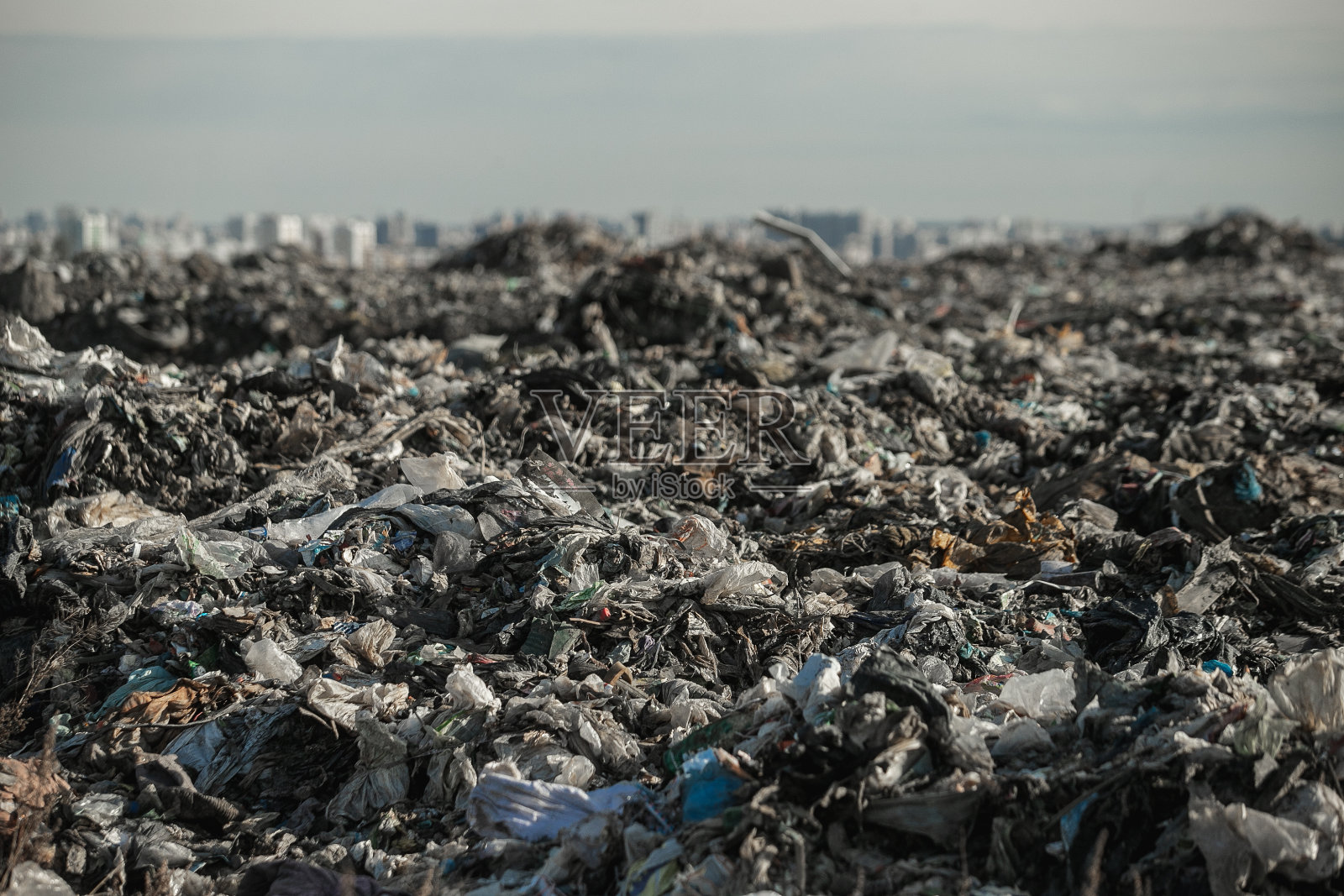 一个大城市附近的旧垃圾填埋场，回收利用照片摄影图片
