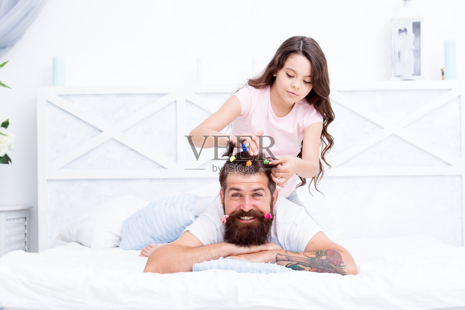 家庭休闲概念。女孩爸爸发型。有孩子的检疫。幸福的家庭。父亲的角色。睡衣派对。快乐的童年。教养女儿快乐。放松在卧室。感情和支持照片摄影图片