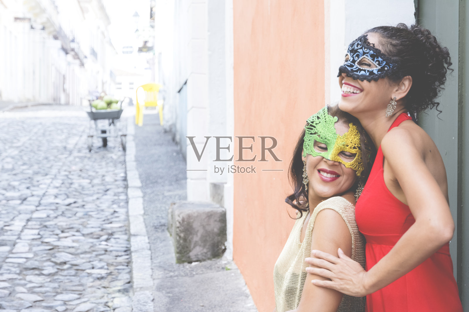 两个戴着威尼斯狂欢节面具的女人的肖像。照片摄影图片