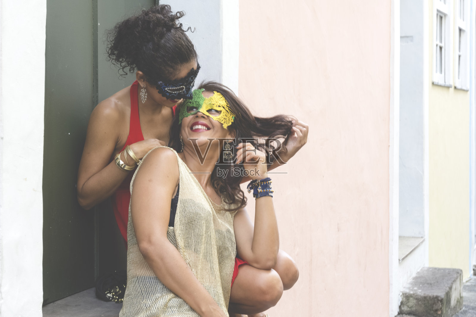 两个戴着威尼斯狂欢节面具的女人的肖像。照片摄影图片