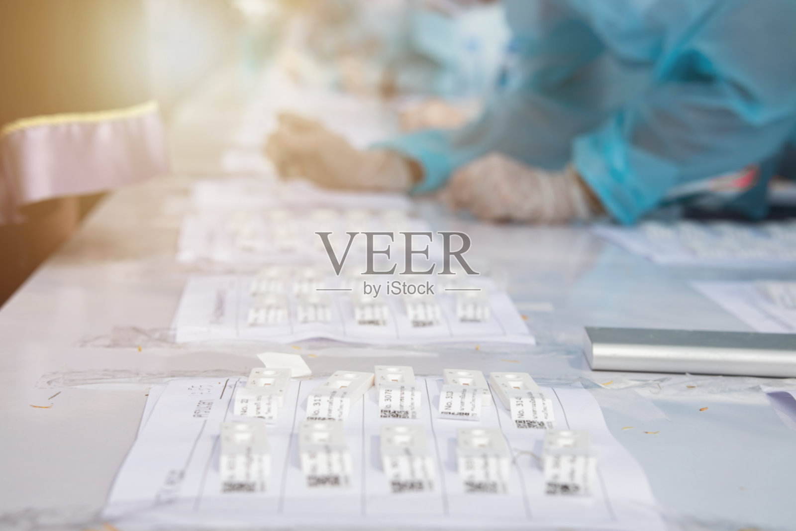 身穿防病毒服检测冠状病毒COVID-19的医生群背景模糊照片摄影图片