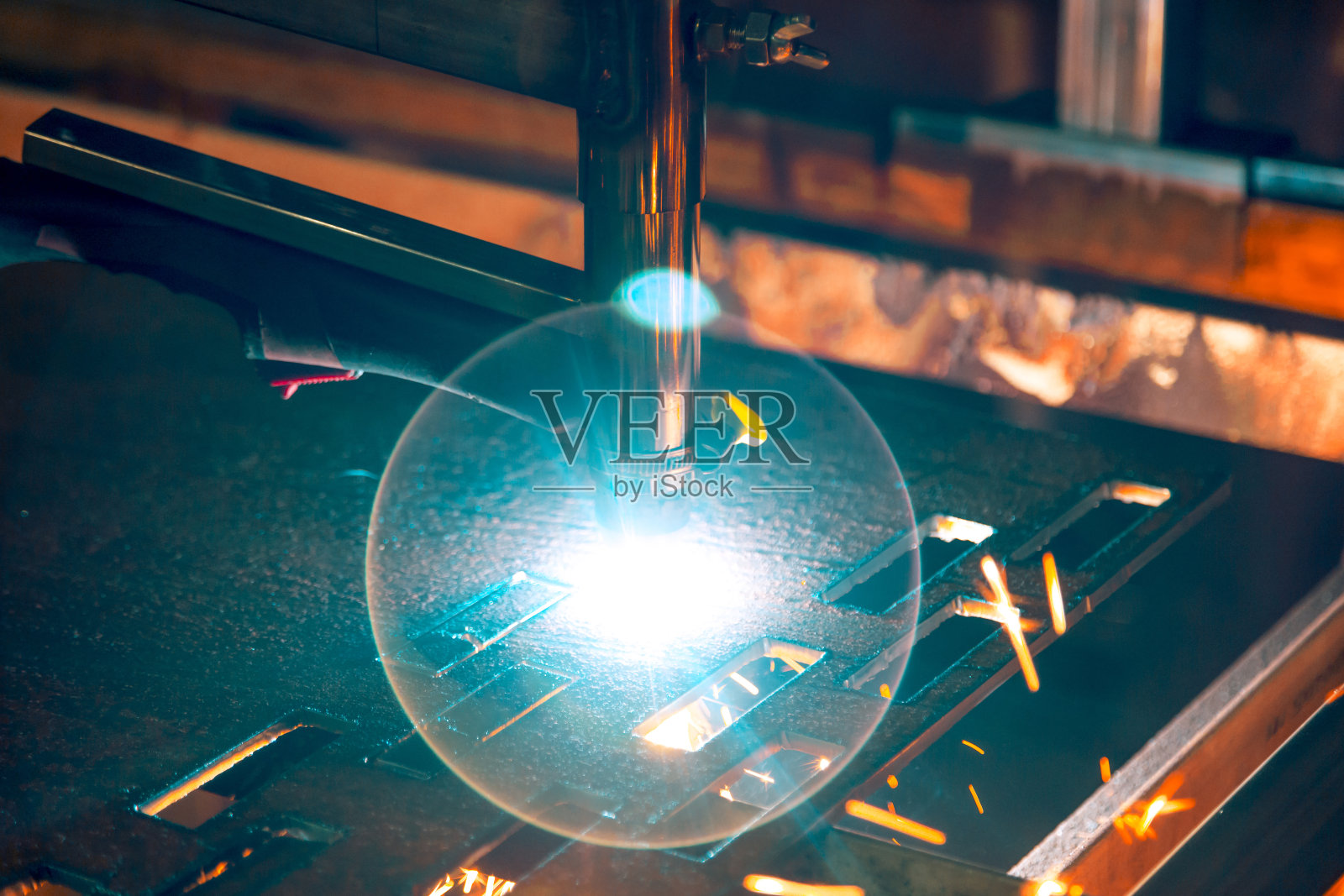 在机架上等离子切割钢材照片摄影图片