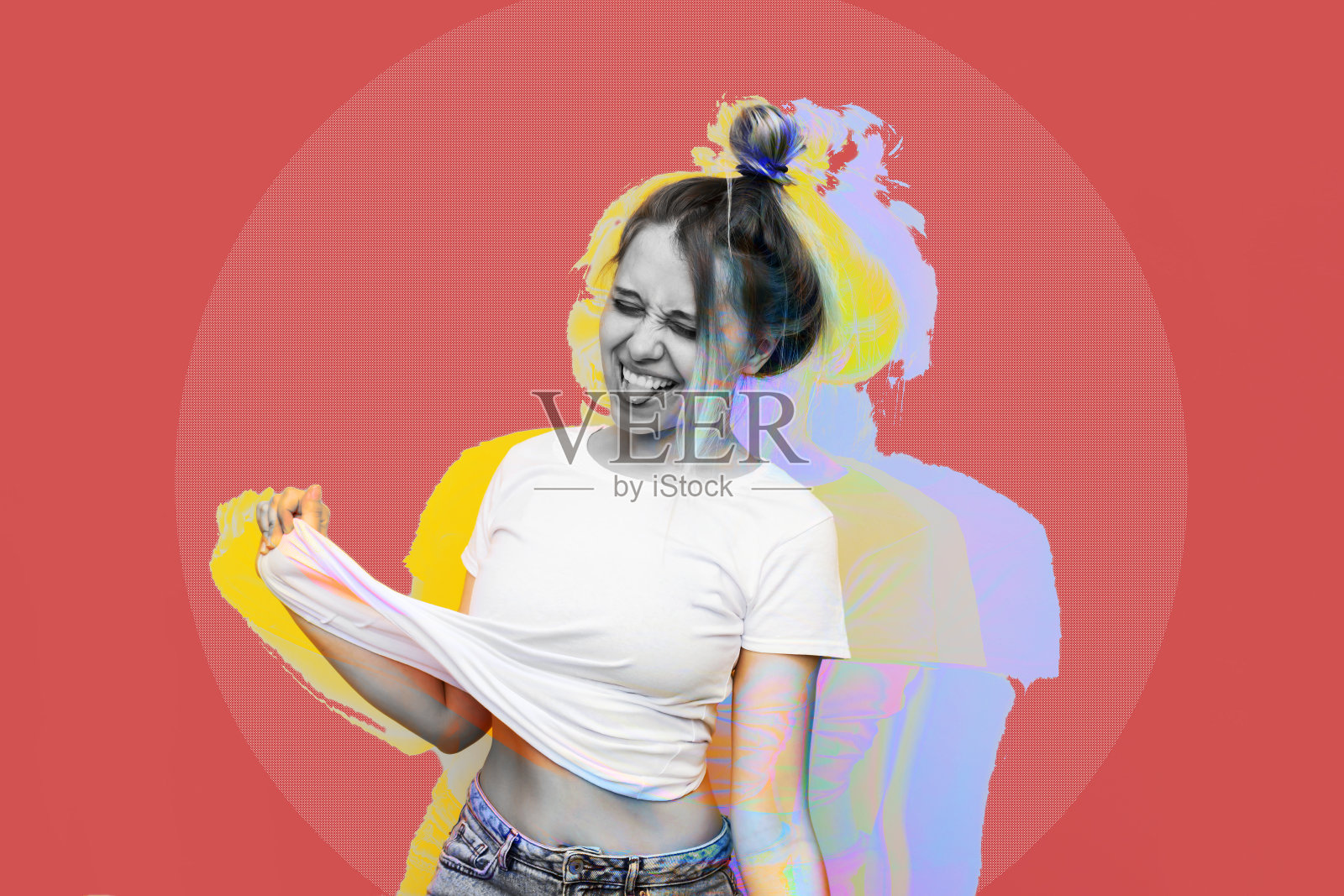 一名年轻女子露出舌头，做着鬼脸，拉起她的白t恤。时髦的摘要拼贴照片摄影图片