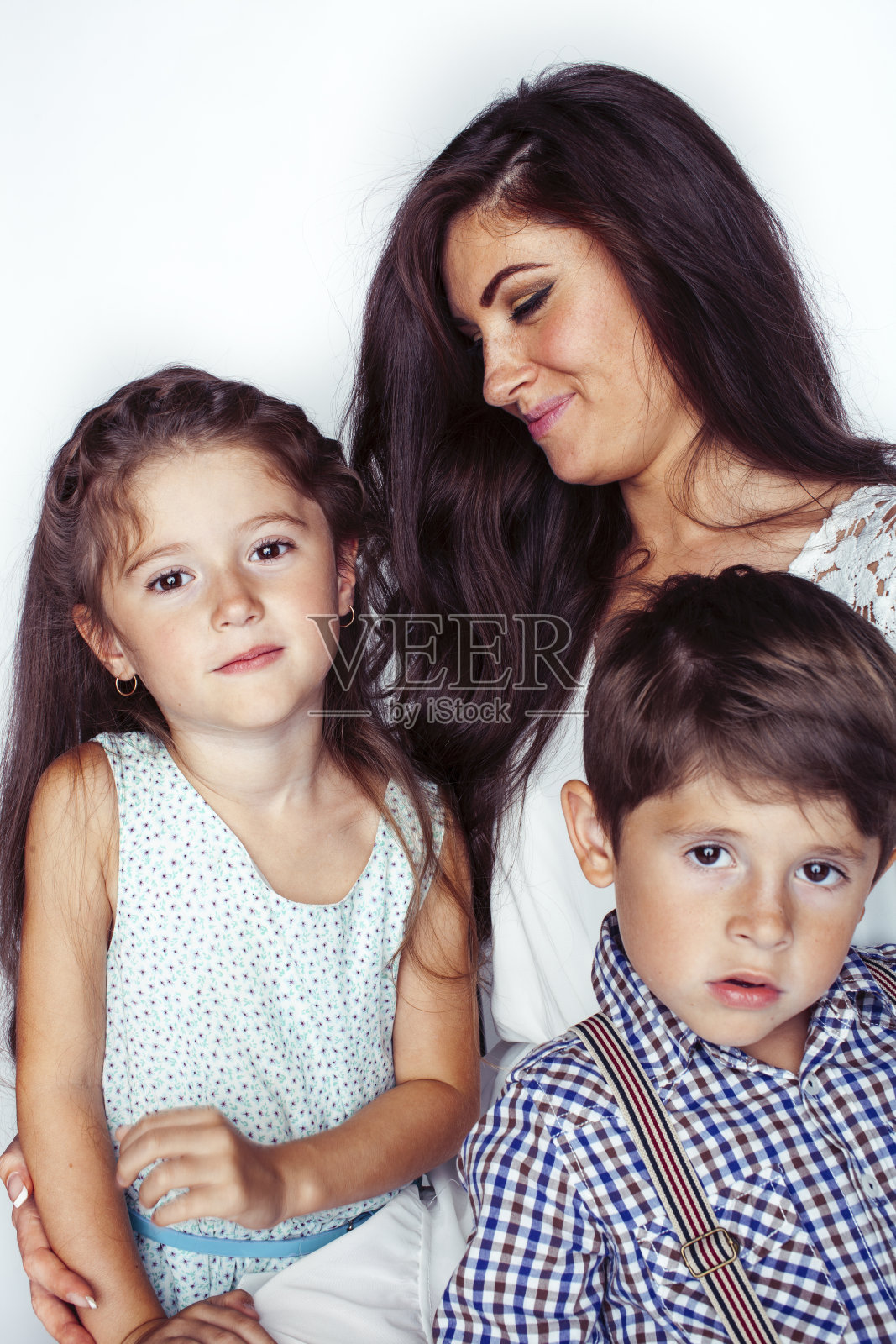 年轻的母亲带着两个孩子在白底孤立，幸福微笑的家庭，生活方式人的概念照片摄影图片