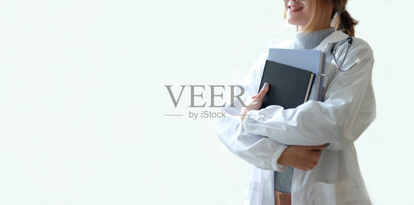 裁剪的镜头医生在制服与听诊器孤立在白色背景。健康护理及医疗或健康保险概念。照片摄影图片