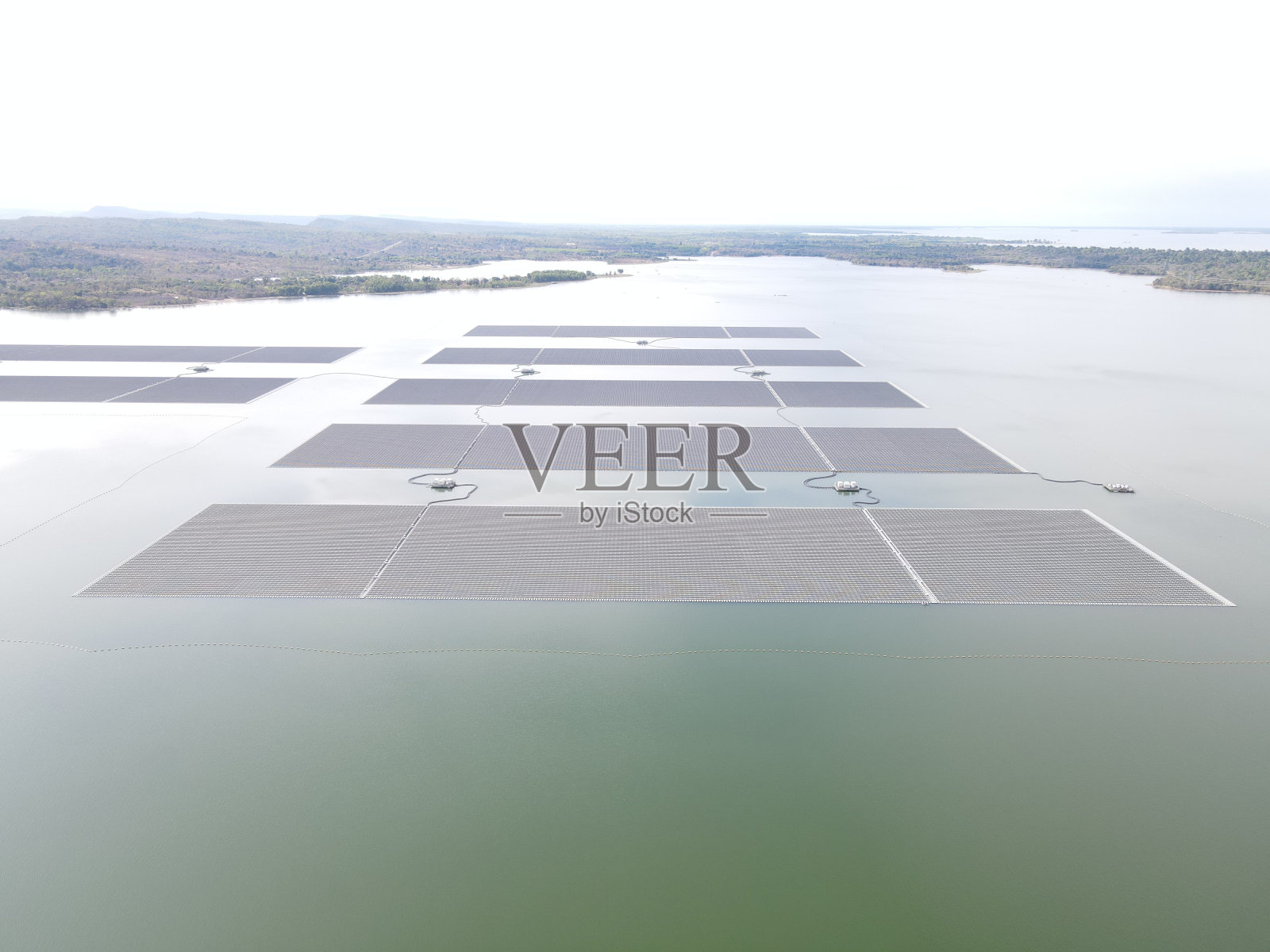 泰国发电管理局安装的世界上最大的浮动太阳能电池板的高角度照片。照片摄影图片