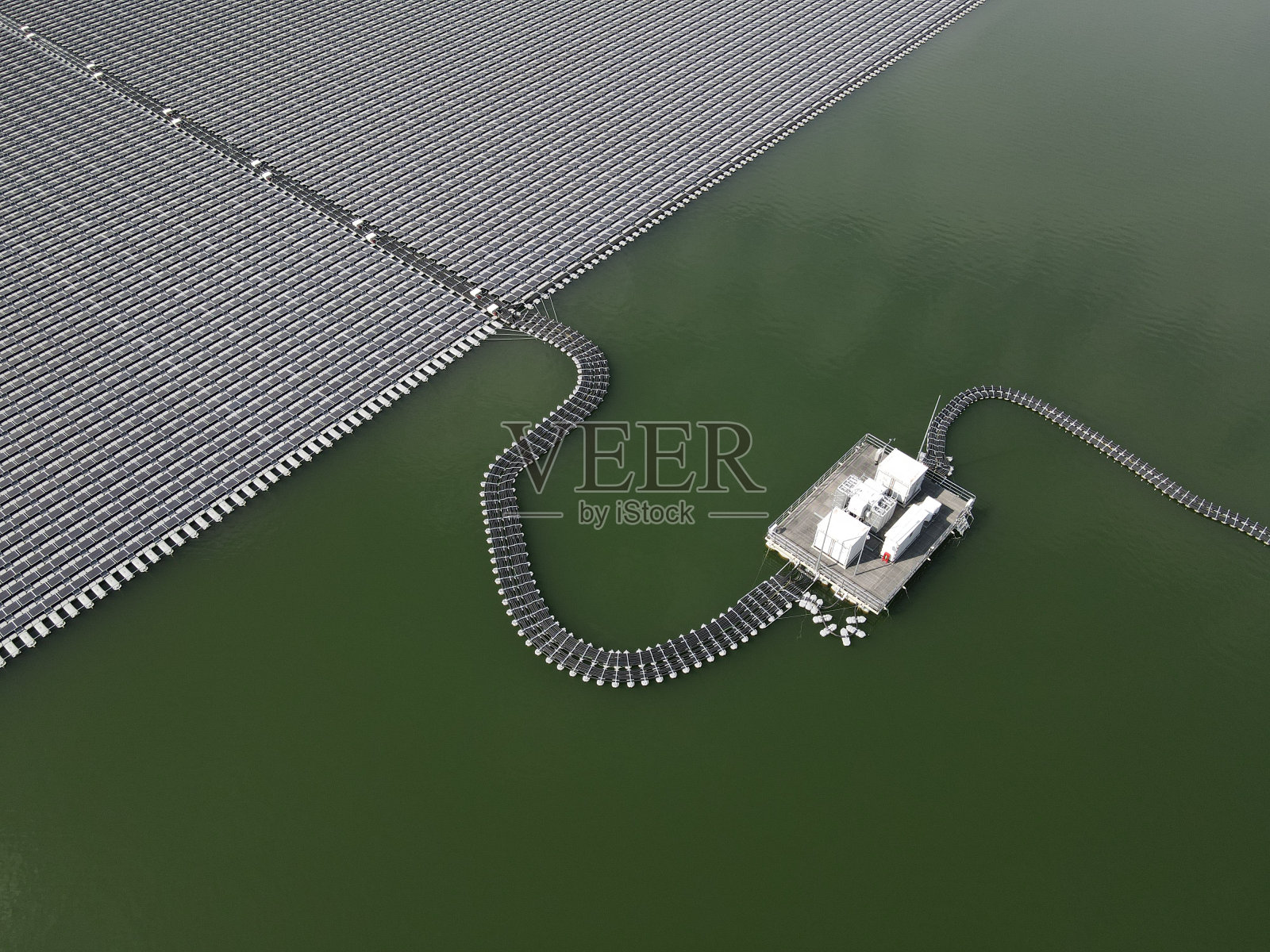 泰国发电管理局安装的世界上最大的浮动太阳能电池板的高角度照片。照片摄影图片