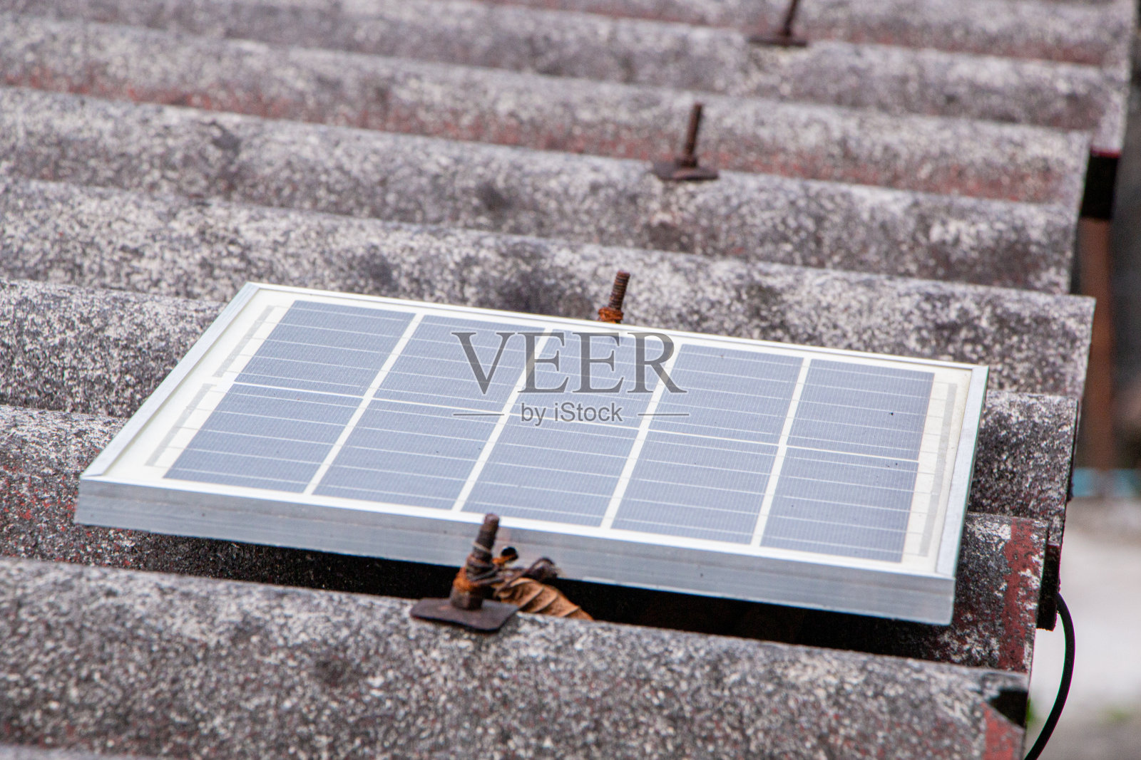 阳光明媚的日子，屋顶的太阳能电池板和复印空间照片摄影图片