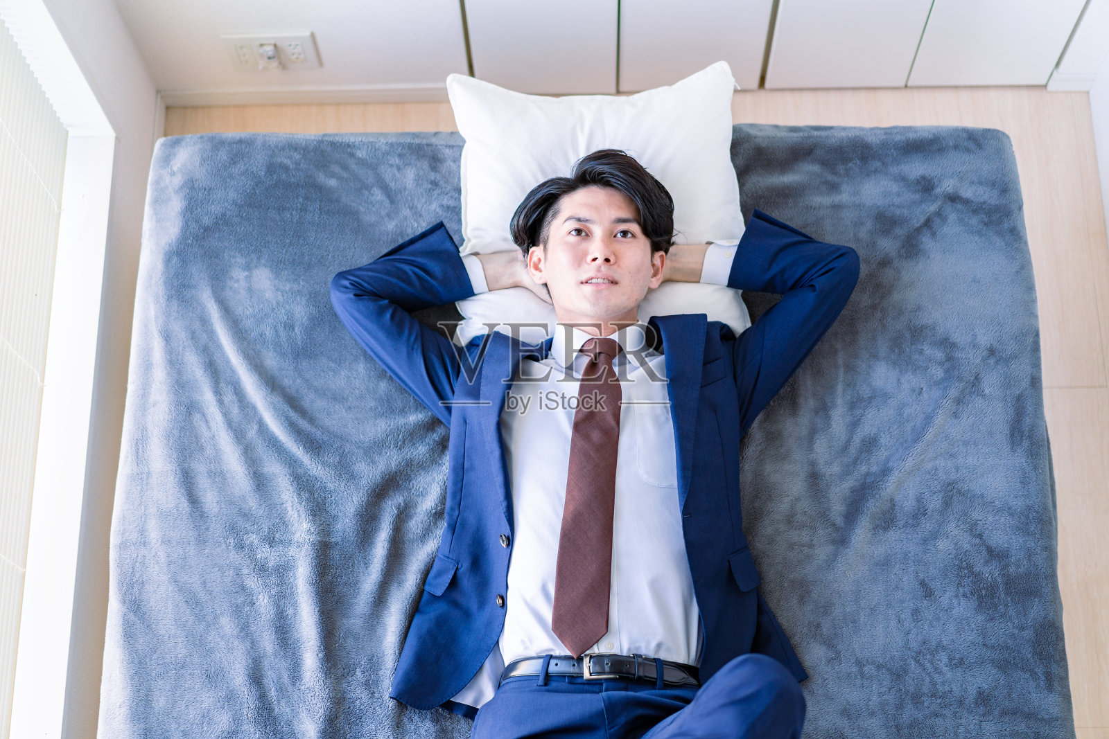 一个商人在床上休息照片摄影图片