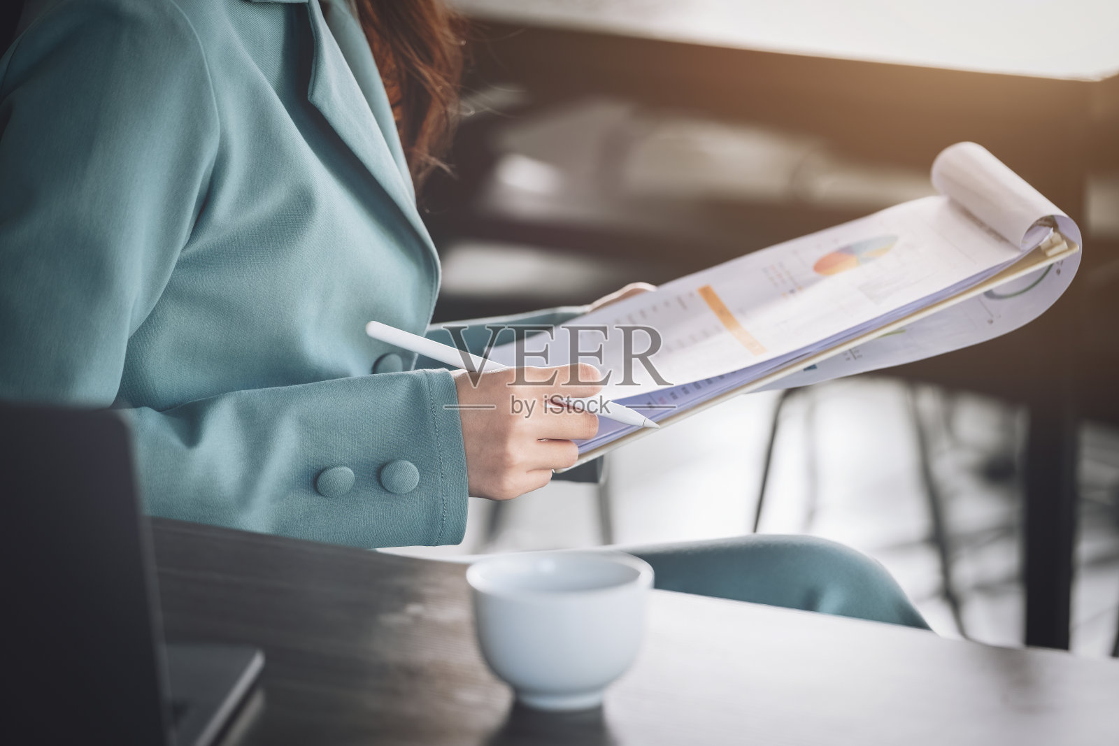 年轻的经济学家、会计师、金融家和投资者正在审阅预算文件，并使用计算机研究对企业投资管理的影响和风险评估。照片摄影图片