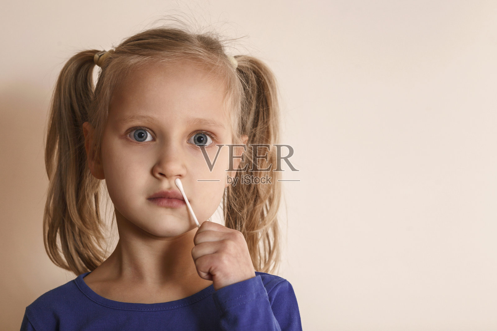 测试冠状病毒自我测试。照片摄影图片