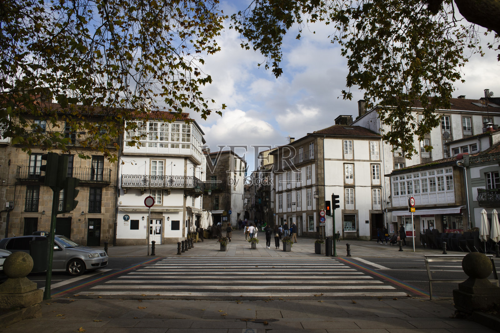 加利西亚，Porta Faxeira街，位于圣地亚哥德孔波斯特拉老城区“u200b”u200bSantiago de Compostela。葡萄牙圣地亚哥卡米诺大道入口照片摄影图片