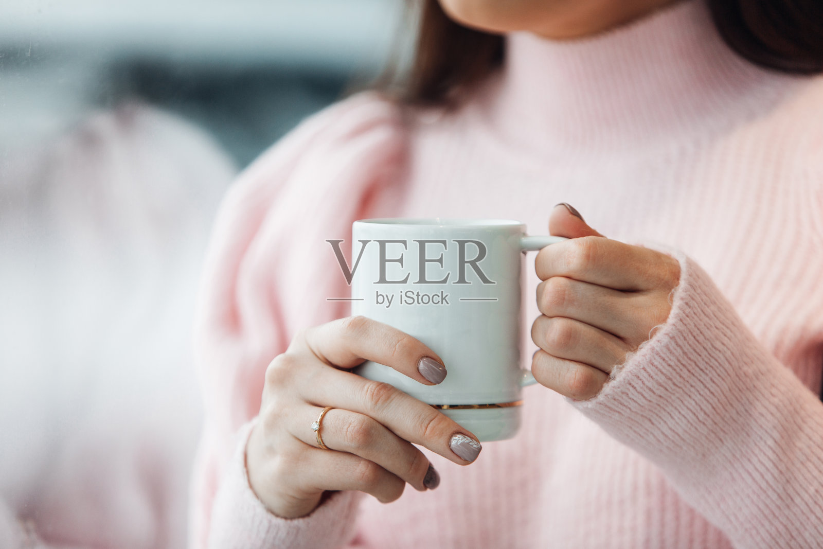 一名女子在现代公寓里拿着咖啡杯照片摄影图片