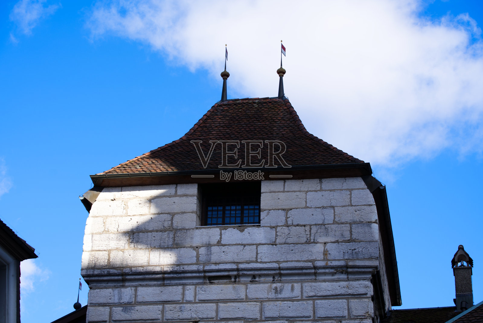 在一个阳光明媚的冬日，索罗图恩古城的一座名叫巴斯勒门的城楼。照片摄影图片