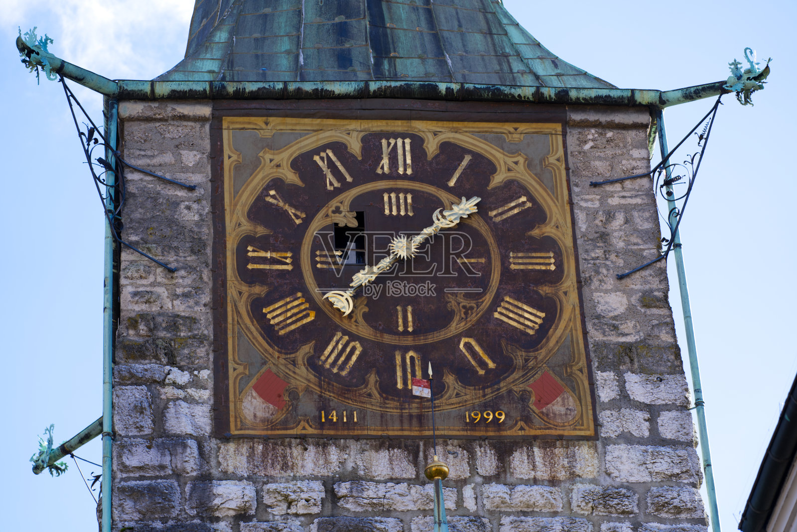 一个阳光明媚的冬日，中世纪古城索罗图恩的钟楼。照片摄影图片