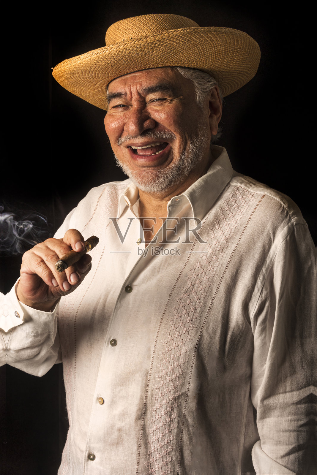 戴帽子的老人照片摄影图片