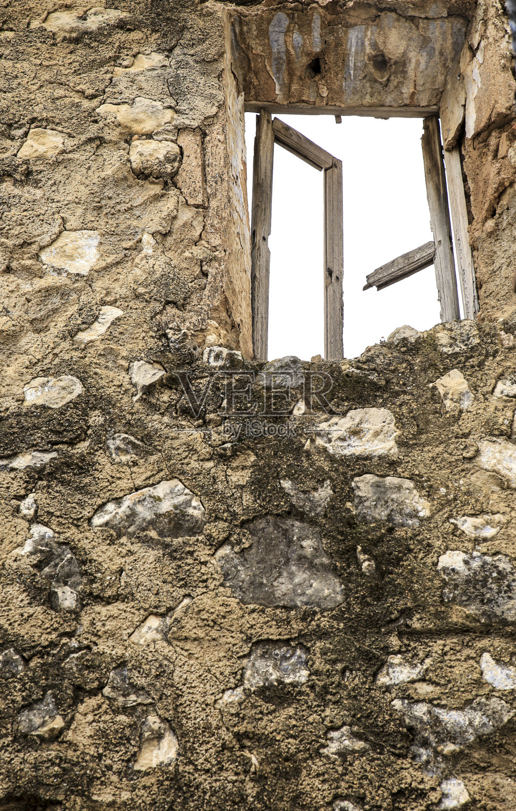 旧房子的窗户被打碎了照片摄影图片