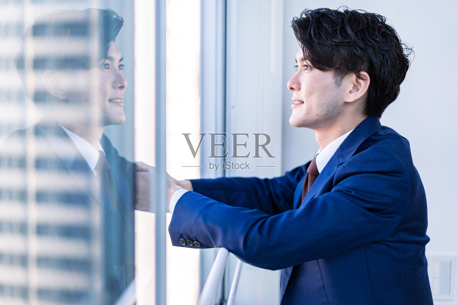 男性高级员工在办公室放松照片摄影图片