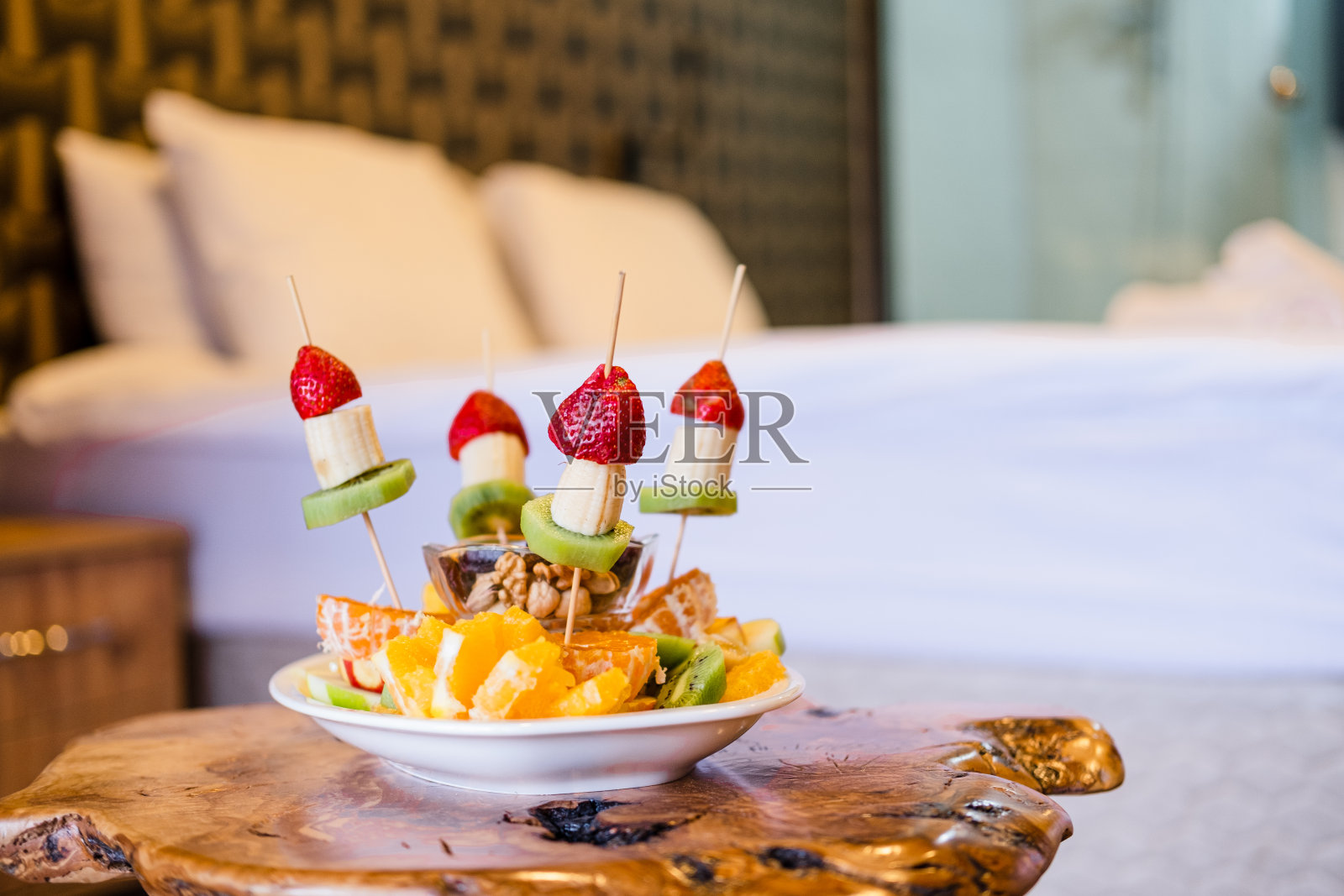 卧室里层层叠叠的水果盘。照片摄影图片